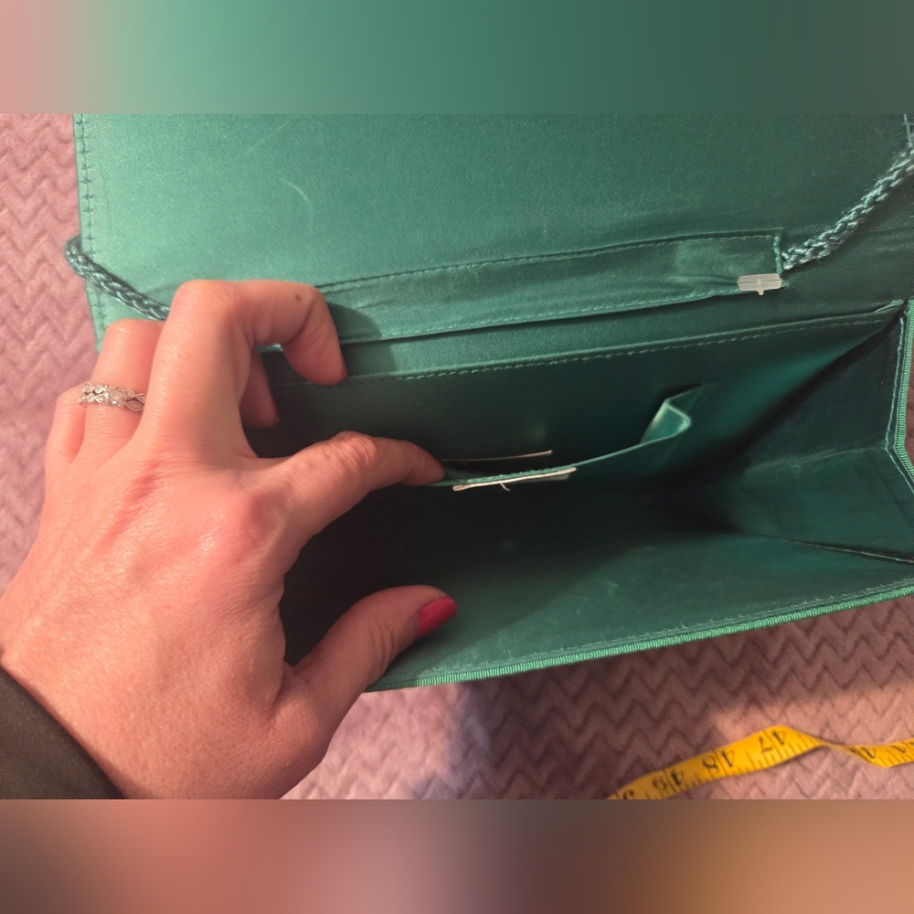 Elegant Green Canvas Handbag with Black Accents - Picture 7 of 8